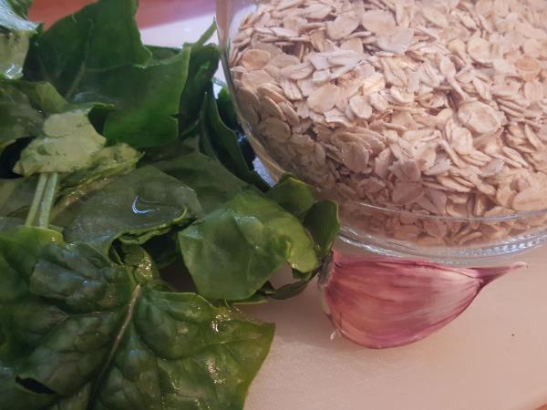 Juha iz ovsenih kosmičev in špinače